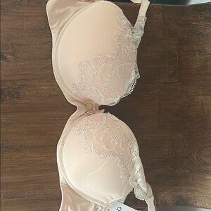 Chantelle Lace Trim Bra in pink - 34 D - never worn!